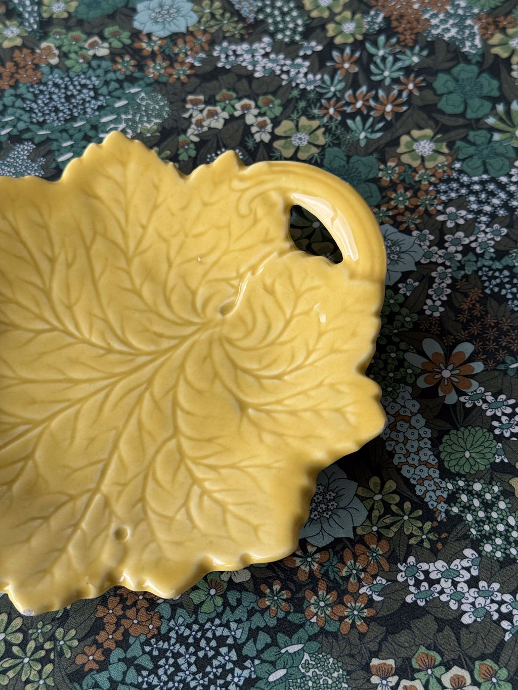 Yellow leaf plate